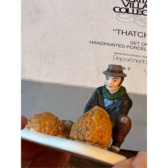 Department 56 Dickens Village Thatchers accessory set - Picture 3 of 6